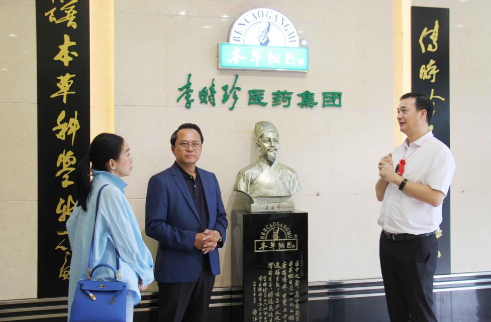 柬埔寨衛(wèi)生部到訪李時珍醫(yī)藥集團(tuán)并簽署戰(zhàn)略協(xié)議